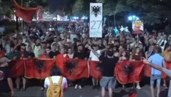 Mbyllet protesta e ditës së 57-të te Kryeministria: Nesër te Parlamenti!
