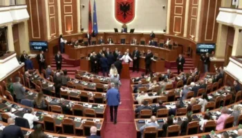 Mbyllet seanca e parë! PS kalon në procedurë të përshpejtuar marrëveshjen me SHBA-në, PD bllokon foltoren
