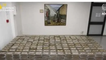 Me destinacion Italinë? Zbulohet “arka” e drogës në portin italian: Sekuestrohen 770 kg kokainë e fshehur mes bananeve