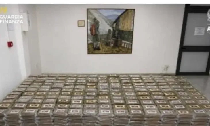 Me destinacion Italinë? Zbulohet “arka” e drogës në portin italian: Sekuestrohen 770 kg kokainë e fshehur mes bananeve
