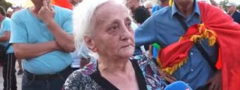 “Më kanë vjedhur shtëpinë, djalin e kam në burg”/ E moshuara, në protestë: Protestoj kundër drejtësisë