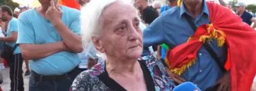 “Më kanë vjedhur shtëpinë, djalin e kam në burg”/ E moshuara, në protestë: Protestoj kundër drejtësisë