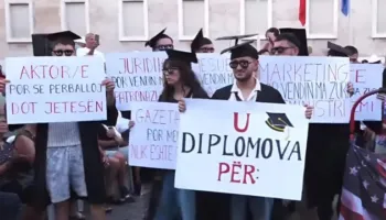 Me pankarta dhe kapele, studentët ‘diplomohen’ në sheshin e protestës: Vendet na i zunë Zegjinetë!