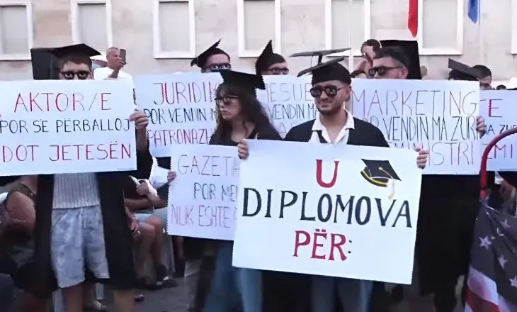 Me pankarta dhe kapele, studentët ‘diplomohen’ në sheshin e protestës: Vendet na i zunë Zegjinetë!