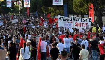 Me thirrje e simbole kuqezi, protestuesit zhvendosen drejt Kryeministrisë