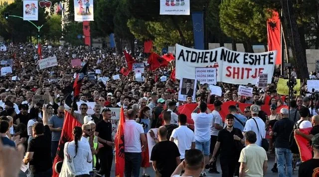 Me thirrje e simbole kuqezi, protestuesit zhvendosen drejt Kryeministrisë