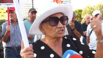 “Më vjen keq për sakrificën që kam bërë në rini”/ E moshuara në protestë: Ju dhuroi një lëmoshë 50 mijë lek, çohuni