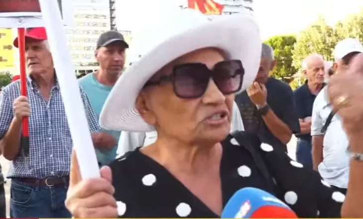 “Më vjen keq për sakrificën që kam bërë në rini”/ E moshuara në protestë: Ju dhuroi një lëmoshë 50 mijë lek, çohuni