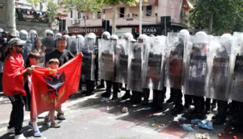 Media spanjolle publikon foton simbol: Intensifikohen protestat, kërkohet dorëheqja e Edi Ramës