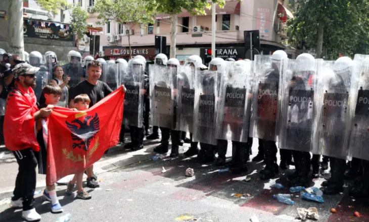 Media spanjolle publikon foton simbol: Intensifikohen protestat, kërkohet dorëheqja e Edi Ramës