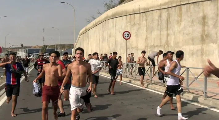 Mijëra emigrantë marokenë “pushtojnë” bregdetin spanjoll, 9 të vdekur