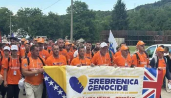 Mijëra njerëz nisen në Marshin e Paqes në kujtim të viktimave të gjenocidit në Srebrenicë