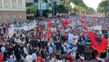 Mijëra qytetarë para Kryeministrisë: Këtë vit nuk ka pushime, do jemi këtu derisa të rrëzohet Rama!