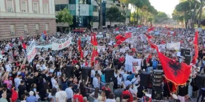 Mijëra qytetarë para Kryeministrisë: Këtë vit nuk ka pushime, do jemi këtu derisa të rrëzohet Rama!