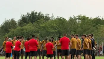 Milan në Australi, skuadra mblidhet para fanellës me numër 6, një minutë heshtje për Barezin