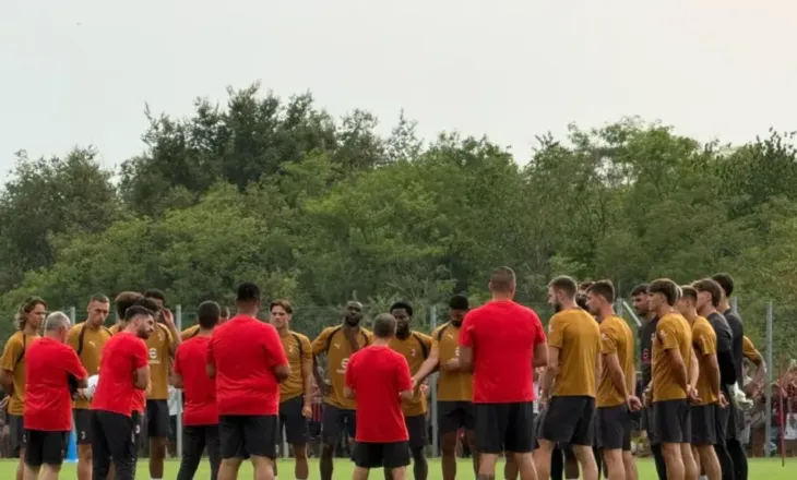 Milan në Australi, skuadra mblidhet para fanellës me numër 6, një minutë heshtje për Barezin