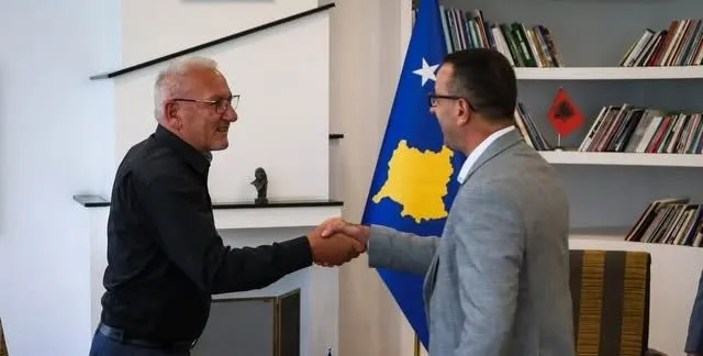 Ministri Gashani diskuton me drejtuesit e Hanit të Elezit zhvillimin e sportit dhe fuqizimin e rinisë