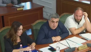 Ministri Gonxhja fyen protestuesit: Janë një tufë budallenjsh që hedhin gurë dhe pllaka ndaj Parlamentit!