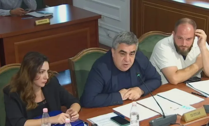 Ministri Gonxhja fyen protestuesit: Janë një tufë budallenjsh që hedhin gurë dhe pllaka ndaj Parlamentit!
