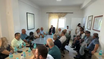 Ministri i Bujqësisë takim me fermerët në Çërravë, ja kur do të nisin dëmshpërblimet për përmbytjet