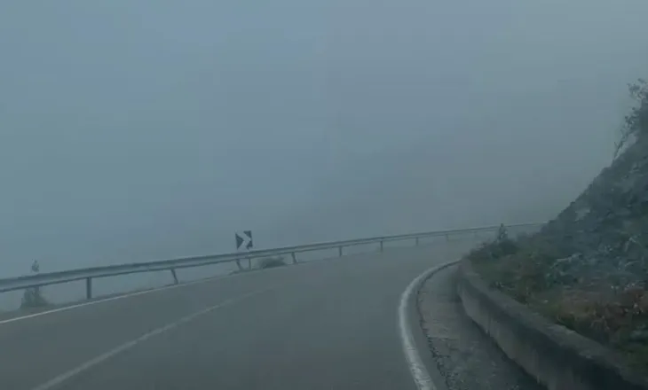 Mjegull e pazakontë mbulon Liqenin e Fierzës, fenomen i rrallë për korrikun