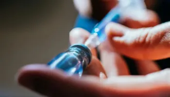 Mjeku dënohet me burgim të përjetshëm për vrasjen e 15 pacientëve, dyshohet për shumë raste të tjera
