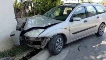 Mjeti bujqësor del nga rruga dhe zë poshtë drejtuesin, humb jetën në vendngjarje