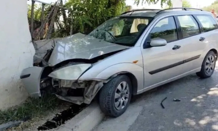 Mjeti bujqësor del nga rruga dhe zë poshtë drejtuesin, humb jetën në vendngjarje