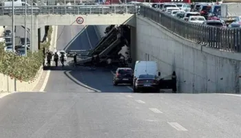 Mjeti i tonazhit të rëndë ra nga ura pas përplasjes me fuoristradën, dyshohet për viktimë