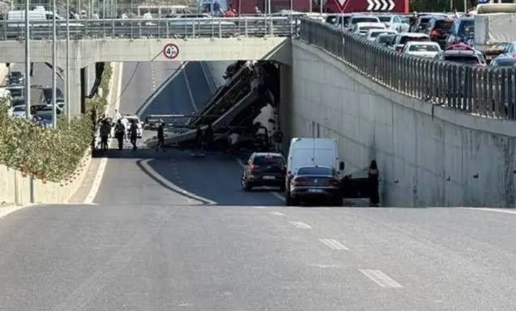 Mjeti i tonazhit të rëndë ra nga ura pas përplasjes me fuoristradën, dyshohet për viktimë