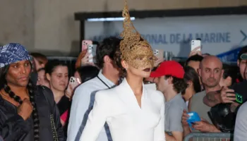 Moda në qendër të vëmendjes: Yjet shkëlqejnë në turneun promovues të filmit “The Odyssey”
