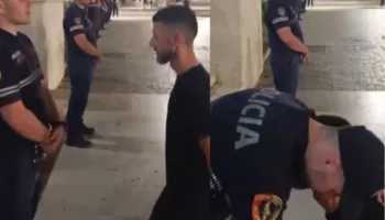 Moment prekës! I liruar nga qelia, protestuesi Niko Qarkaj puth duart e policëve, efektivët e përqafojnë