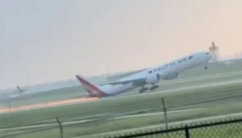 Momente ankthi në SHBA, avioni prek pistën me bisht gjatë uljes (VIDEO)