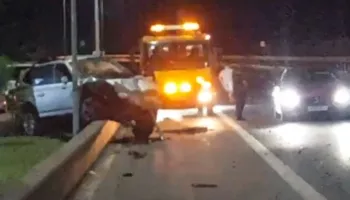 Momente paniku në një pikë karburanti, makina përfundon mes automjeteve të parkuara