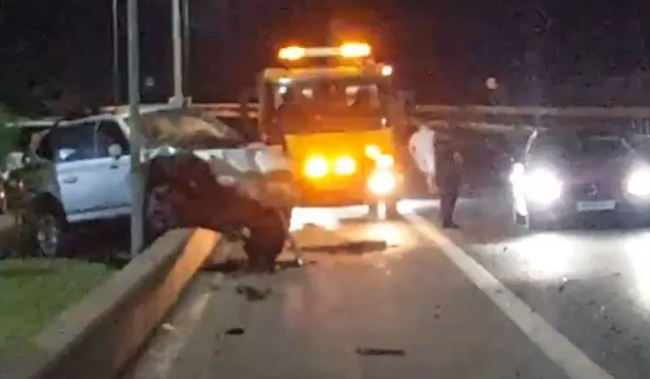 Momente paniku në një pikë karburanti, makina përfundon mes automjeteve të parkuara