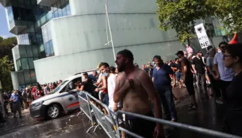 Momente paniku në tubim, protestuesi humb ndjenjat dhe dërgohet me urgjencë në spital