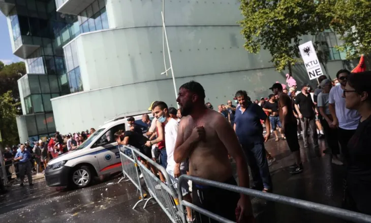Momente paniku në tubim, protestuesi humb ndjenjat dhe dërgohet me urgjencë në spital