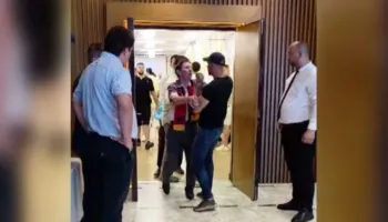 Momente tensioni në Kuvendin e Protestës, ish-deputeti nxirret me dhunë nga rojet e sigurisë