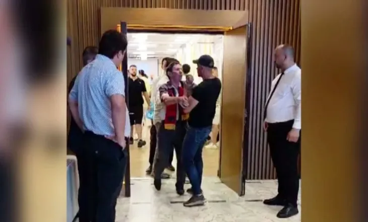 Momente tensioni në Kuvendin e Protestës, ish-deputeti nxirret me dhunë nga rojet e sigurisë