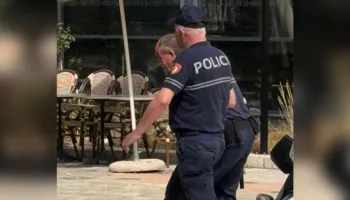Momenti kur një protestues godet me gur në kokë efektivin e policisë