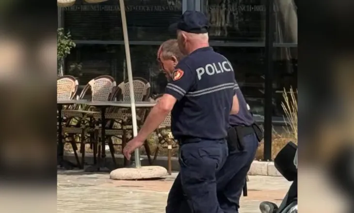 Momenti kur një protestues godet me gur në kokë efektivin e policisë