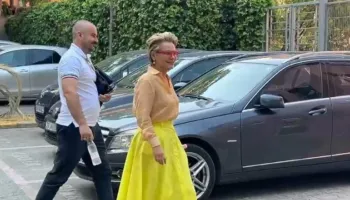 Monika Kryemadhi mbërrin në GJKKO, batuta me gazetarët për veshjen: Jemi veshur me salmon, ka omega 3