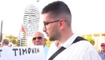 ‘Morët timonin dhe humbët drejtimin’, i riu në protestën kundër Ramës: Qeveri e kalbur, Parlament i korruptuar!