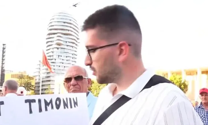 ‘Morët timonin dhe humbët drejtimin’, i riu në protestën kundër Ramës: Qeveri e kalbur, Parlament i korruptuar!