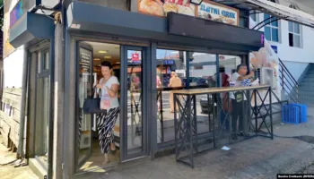 ‘Mos blini te shqiptarët’/ Skandal në Serbi: Posteri racist mbetet pa ndëshkim, Prokuroria mbyll rastin