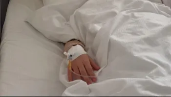 “Mos i ekspozoni në diell”/ Mjekja bën ape, fluks në Pediatrinë e Vlorës: 90 fëmijë kërkojnë ndihmë në 24 orë