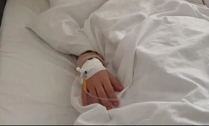 “Mos i ekspozoni në diell”/ Mjekja bën ape, fluks në Pediatrinë e Vlorës: 90 fëmijë kërkojnë ndihmë në 24 orë