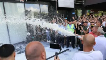 “Mos na lini pa bukë!” Mbyllja e fabrikës “Vita”, fermerët “lajnë” me qumësht Ministrinë e Bujqësisë