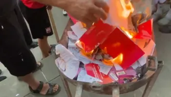 Mosmirënjohës! Deputetë dele!’ Qytetarët e Poliçanit djegin teserën e PS! Pamje të tjera