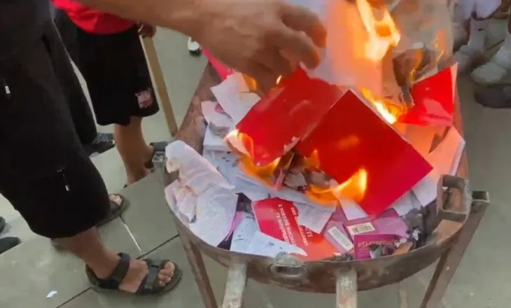 Mosmirënjohës! Deputetë dele!’ Qytetarët e Poliçanit djegin teserën e PS! Pamje të tjera